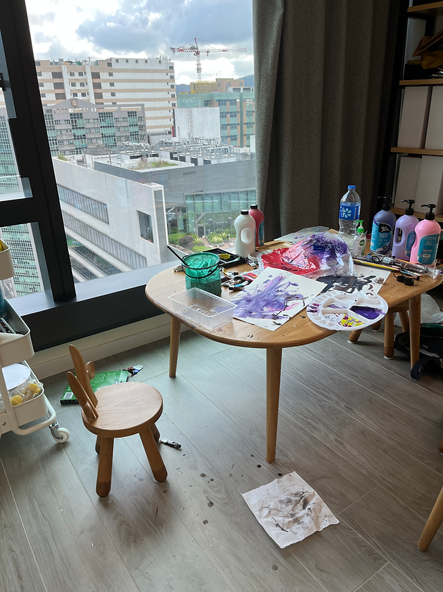 畫室內的創作桌與藝術材料