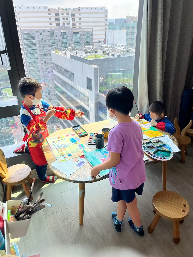 學童在畫室進行繪畫創作，人物面部已遮擋